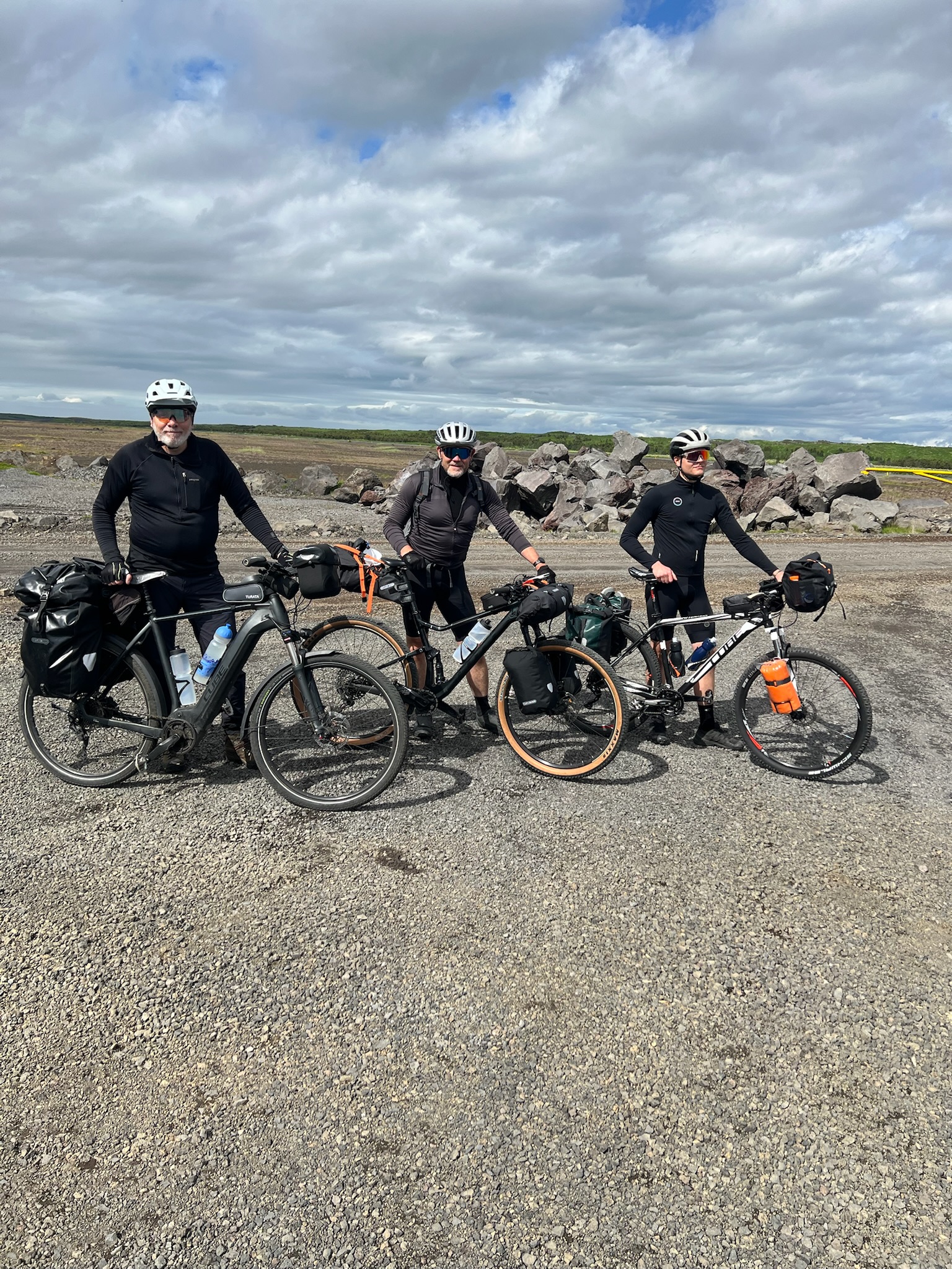 Föruneytið, ég lengst til hægri með svefndýnu örlaganna